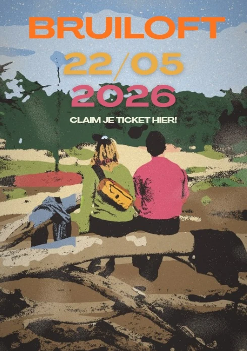 Poster: Bruiloft 22/05/2027. Liz en Thijs zitten samen op een boomstam in het bos.